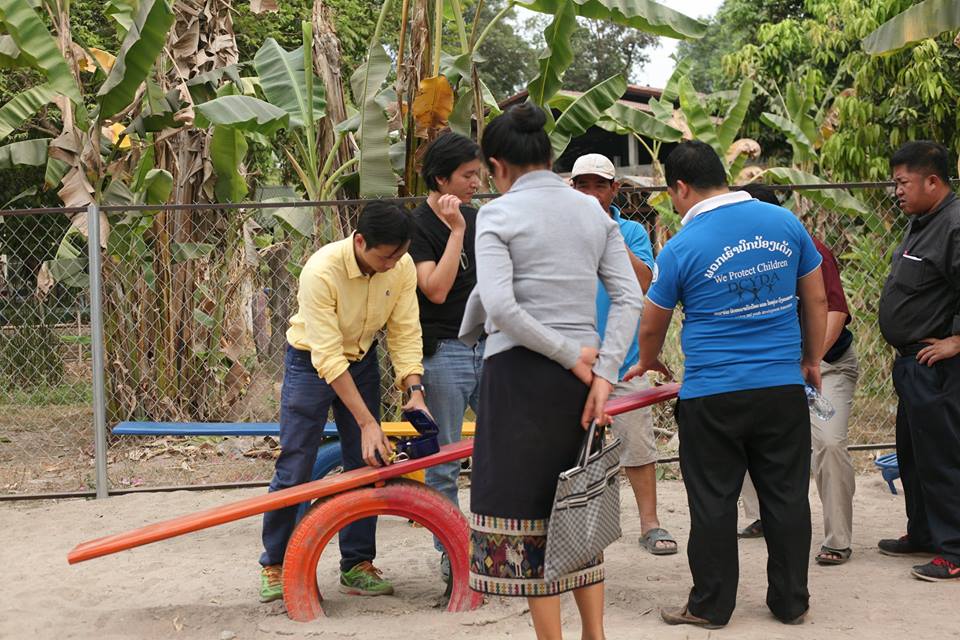 Kts Hùng Cường làm việc với cán bộ dự án làm sân chơi trường tiểu học Dongsavath